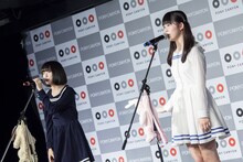 ライブ中の吉田凜音と蒼波純。（Photo by Masayo）