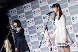ライブ中の吉田凜音と蒼波純。(Photo by Masayo)