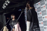 トーク中の吉田凜音と蒼波純。（Photo by Masayo）