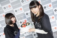 ケーキを掲げる吉田凜音と蒼波純。（Photo by Masayo）