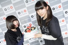 ケーキを掲げる吉田凜音と蒼波純。（Photo by Masayo）