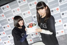 ケーキを掲げる吉田凜音と蒼波純。（Photo by Masayo）