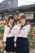左から生田絵梨花、松村沙友理。(c)小学館・週刊ビッグコミックスピリッツ