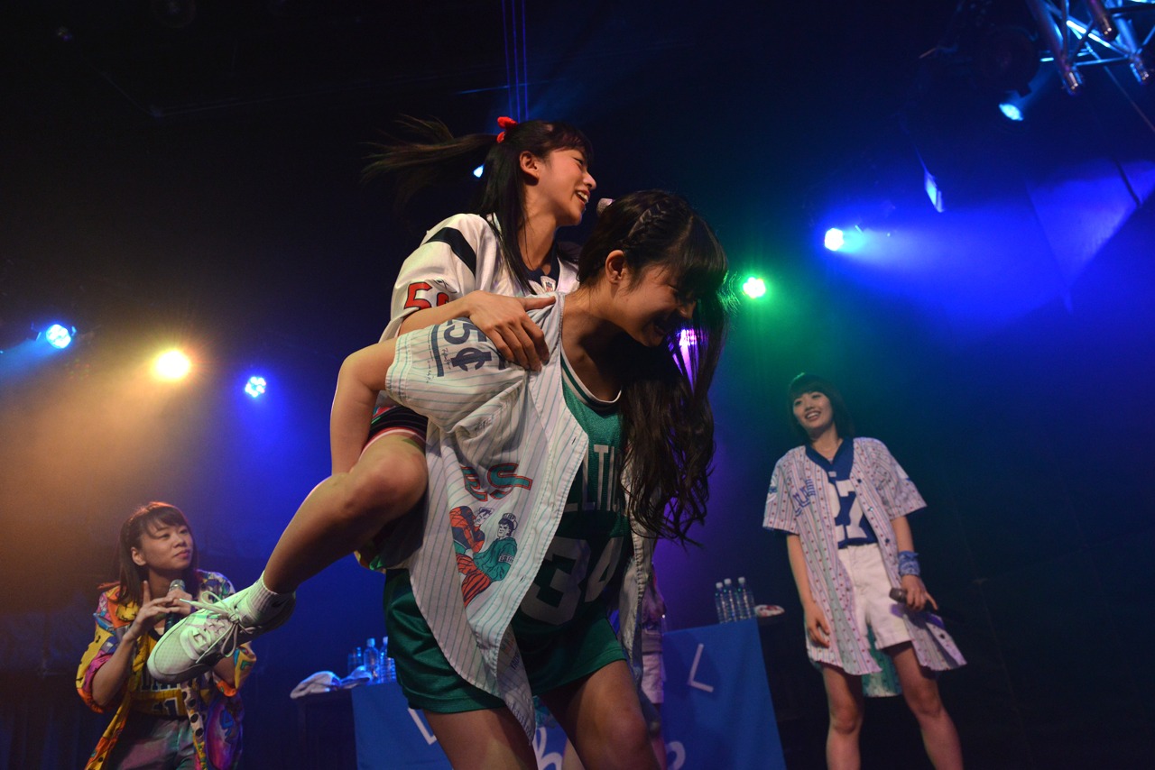 meiをおんぶするhina。