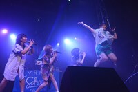 ジャンプするhina（右端）。