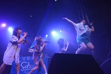 ジャンプするhina（右端）。