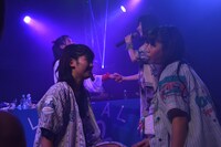 hina（手前右）を見つめるayaka（手前左）。