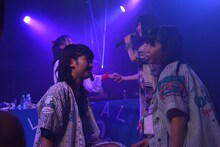 hina（手前右）を見つめるayaka（手前左）。