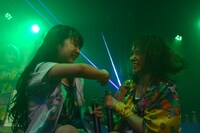 じゃれるhina（左）とami（右）。