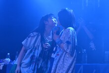 ayaka（右）の唇を奪うhina（左）。