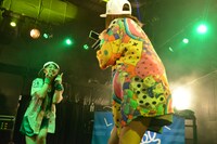 hina（左）を撮影するami（右）。