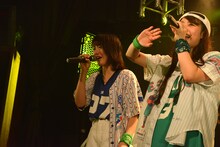 涙を流すayaka（左）。