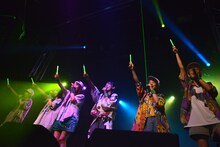 緑色のサイリウムを掲げるlyrical school。