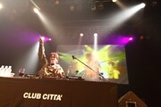 DJ-INA（写真提供：HEADWAX ORGANIZATION CO., LTD.）