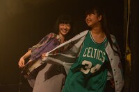 空調をふさいで涼むyumi（左）とhina（右）。