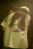 抱き合うayaka（左）とhina（右）。