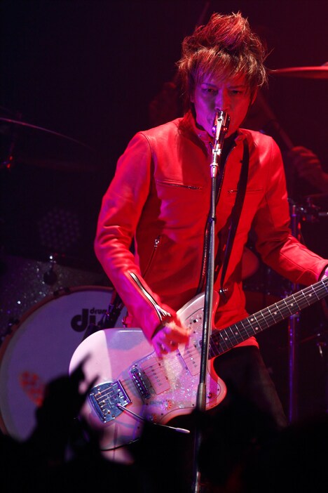 INORAN（Vo, G）（写真提供：HEADWAX ORGANIZATION CO., LTD.）