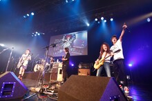 「hide Birthday Party 2015～MIX LEMONed JELLY pre collection～」でのINORANバンドとゲスト参加したCHIROLYN、PATAによるセッションの様子。（写真提供：HEADWAX ORGANIZATION CO., LTD.）