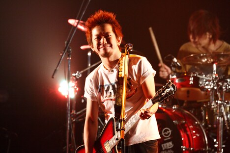 w-shun（Vo, G / KNOCK OUT MONKEY）（写真提供：HEADWAX ORGANIZATION CO., LTD.）