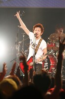 w-shun（Vo, G / KNOCK OUT MONKEY）（写真提供：HEADWAX ORGANIZATION CO., LTD.）