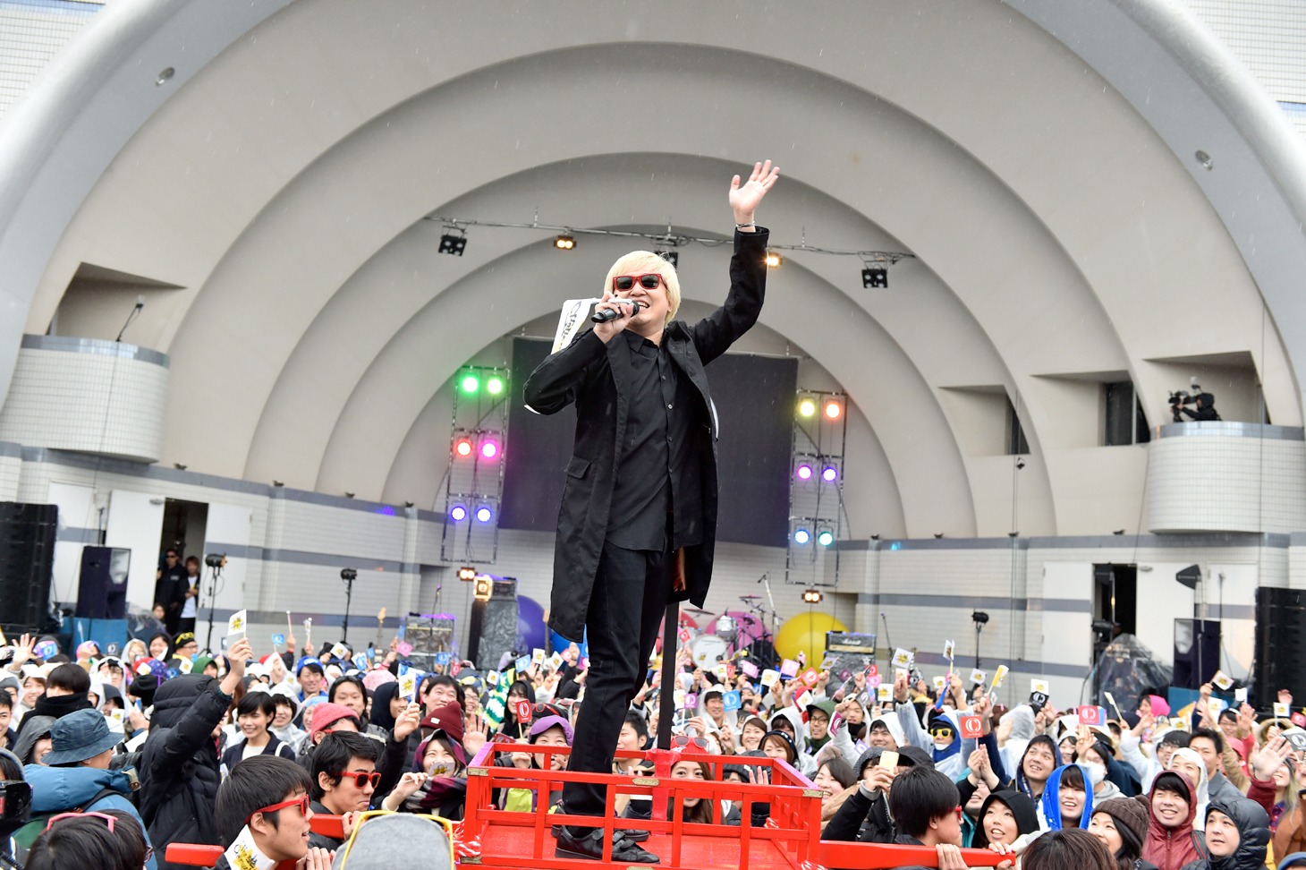 御輿に乗って登場した沢田チャレンジ（Vo）。（撮影：小川舞）