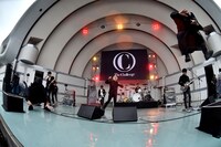 ステージのバルコニーから飛び降りた黒子。（撮影：小川舞）