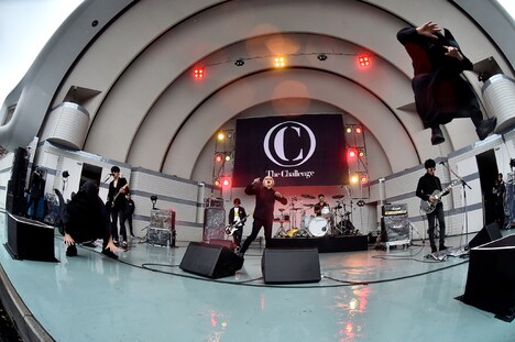 ステージのバルコニーから飛び降りた黒子。(撮影:小川舞)