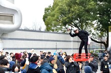 ミラーボール型ヘルメットをかぶる沢田チャレンジ。（撮影：小川舞）