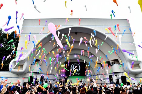 大量のジェット風船が飛ぶ代々木公園。(撮影:小川舞)