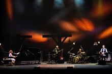 矢野顕子＋TIN PAN「さとがえるコンサート2015」の様子。（撮影：三浦憲治）