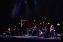 矢野顕子＋TIN PAN「さとがえるコンサート2015」の様子。（撮影：三浦憲治）