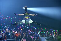 超人的な跳躍力を見せるヒーローNo.3・真山スーパーりか。