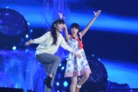 狂騒と緊迫。左から松野莉奈、中山莉子。