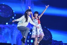 狂騒と緊迫。左から松野莉奈、中山莉子。
