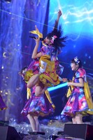 「ハイタテキ！」で華麗なジャンプを決める星名美怜。