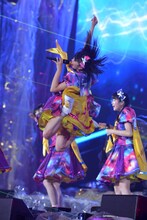 「ハイタテキ！」で華麗なジャンプを決める星名美怜。