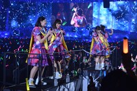 トロッコに乗って場内を回るエビ中。