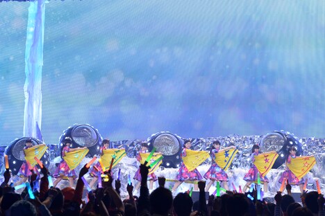 最新シングル曲「スーパーヒーロー」を披露するエビ中。