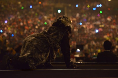 開演前からアリーナをうろつく宇宙の獣。