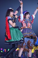 左から星名美怜、安本彩花。