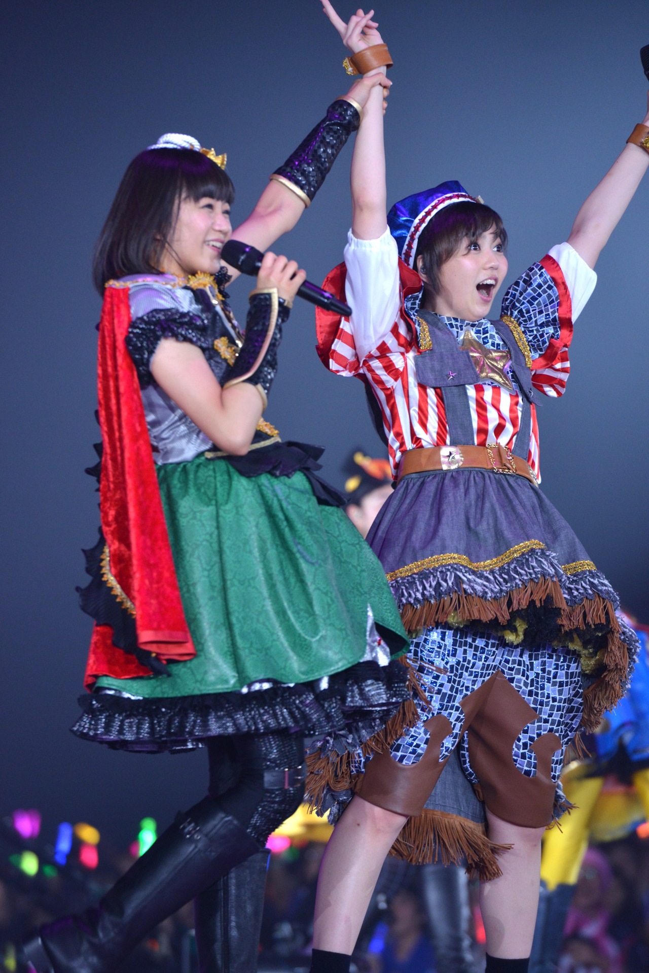左から星名美怜、安本彩花。