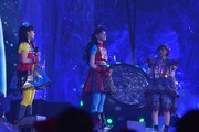 必殺技「宇宙最大の凛とした顔」を披露するヒーローNo.9・松野スーパー莉奈（中央）。