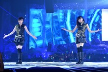 元祖トータルスロットル。左から安本彩花、星名美怜。