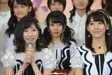 左からAKB48の渡辺麻友、向井地美音、宮脇咲良。