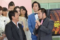TUBEの前田亘輝と話すクマムシ長谷川（手前右）。