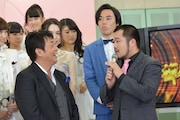 前田亘輝(TUBE)と談笑する長谷川俊輔(クマムシ)。