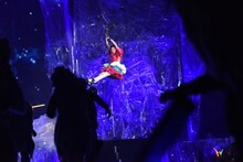 ワイヤーアクションを披露する中山莉子。