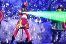 レーザービームを放つ廣田あいか。