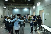 開演直前にスタッフたちと円陣を組むエビ中。