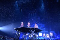 雪が舞う中「フユコイ」を歌うエビ中。